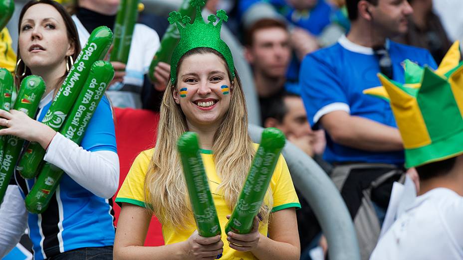 Torcida faz a festa na vitória da seleção brasileira sobre a França na Arena do Grêmio, no último amistoso antes da Copa das Confederações