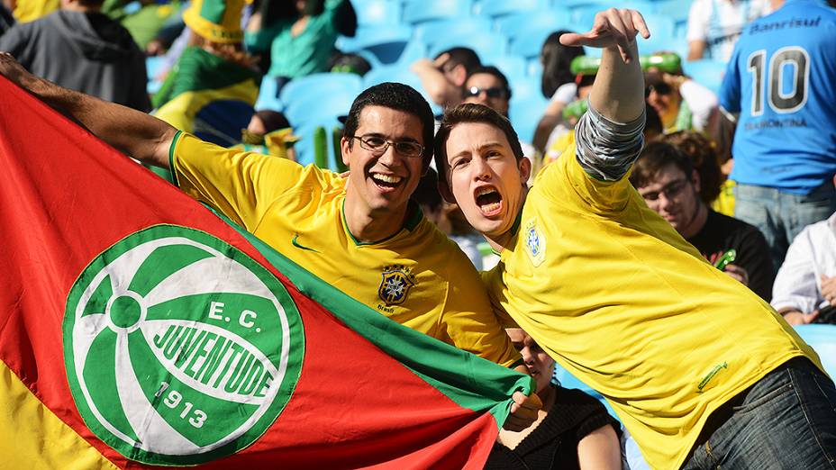 Torcida faz a festa na vitória da seleção brasileira sobre a França na Arena do Grêmio, no último amistoso antes da Copa das Confederações