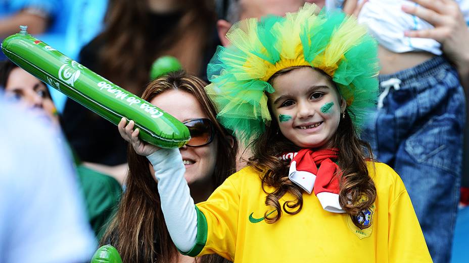 Torcida faz a festa na vitória da seleção brasileira sobre a França na Arena do Grêmio, no último amistoso antes da Copa das Confederações