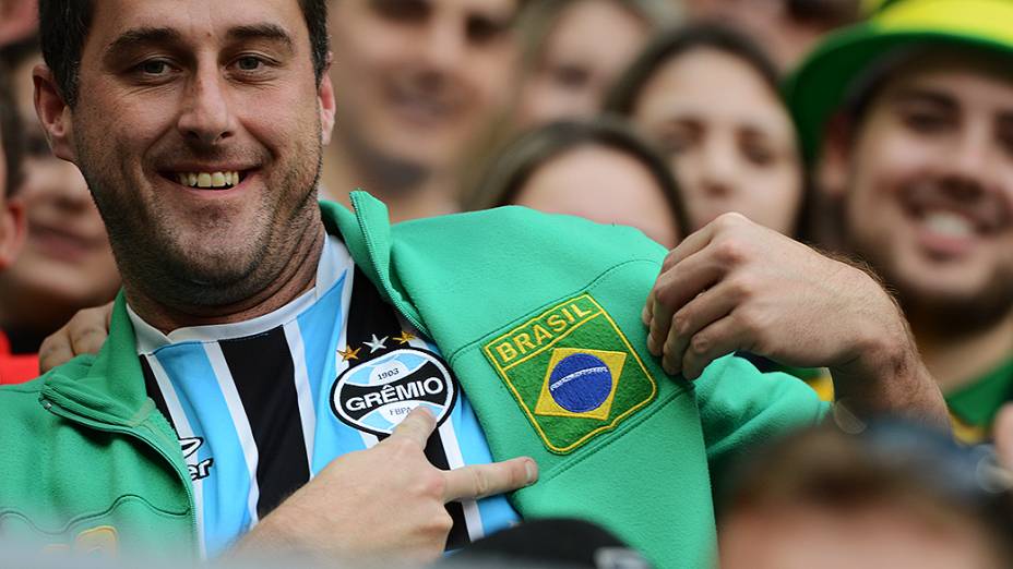 Torcida faz a festa na vitória da seleção brasileira sobre a França na Arena do Grêmio, no último amistoso antes da Copa das Confederações