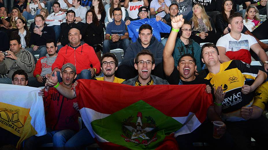 Fãs do UFC em Jaraguá do Sul, norte de Santa Catarina