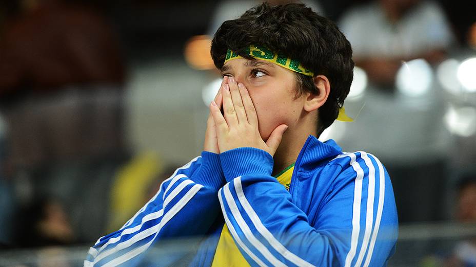 Torcedor acompanha o amistoso entre Brasil e Chile no estádio do Mineirão, em Belo Horizonte