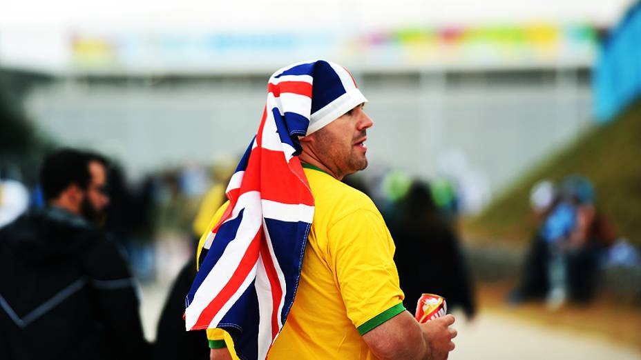 Torcedor usa uma bandeira da Grã-Bretanha na cabeça antes da partida entre Uruguai e Inglaterra no Itaquerão, em São Paulo