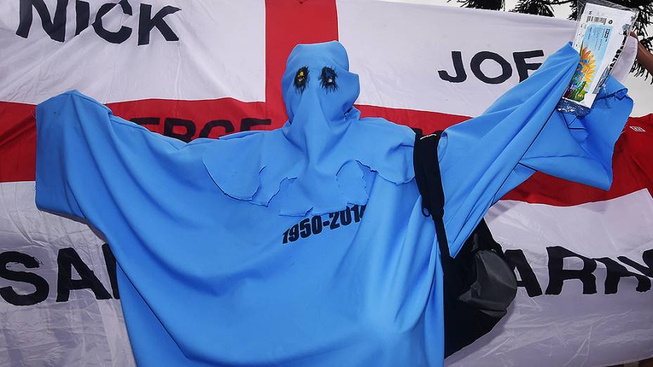 Uruguaio se veste de fantasma da Copa de 50 antes do jogo contra a Inglaterra no Itaquerão, em São Paulo