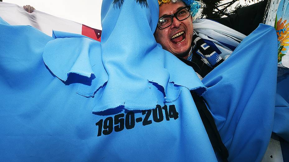 Uruguaio se veste de fantasma da Copa de 50 antes do jogo contra a Inglaterra no Itaquerão, em São Paulo