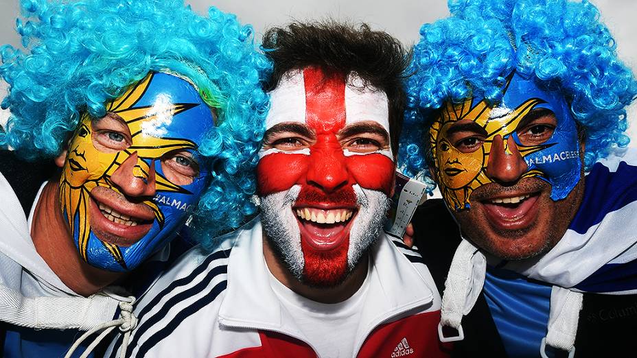 Torcedores do Uruguai e Inglaterra posam para foto antes do jogo no Itaquerão, em São Paulo