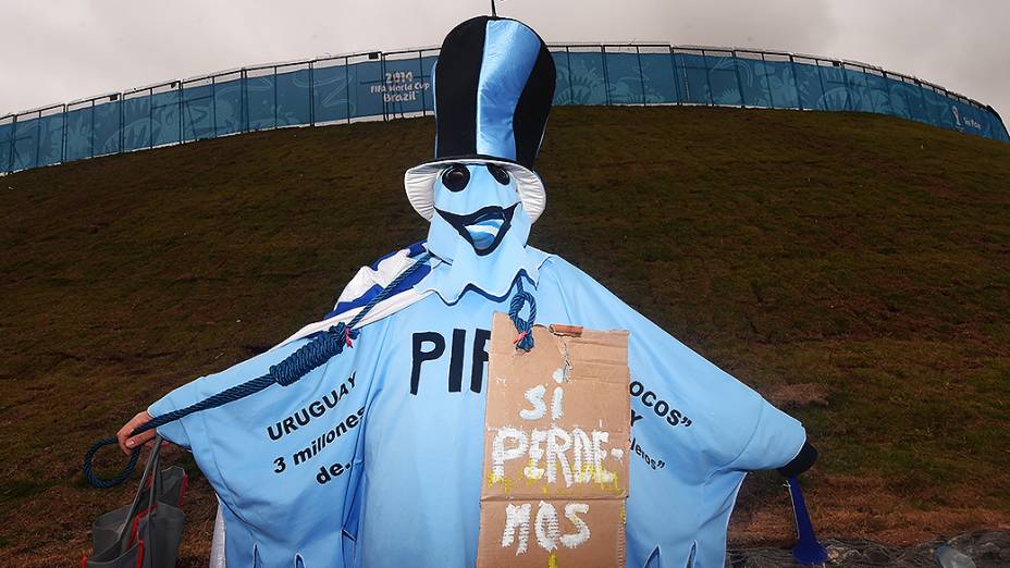 Uruguaio se veste de fantasma da Copa de 50 antes do jogo contra a Inglaterra no Itaquerão, em São Paulo