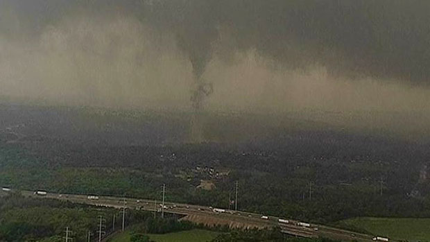 Reprodução de TV mostra tornado na cidade de Dallas, nos Estados Unidos
