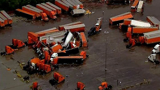 Imagem áerea mostra destruição após tornado na cidade de Dallas, nos Estados Unidos