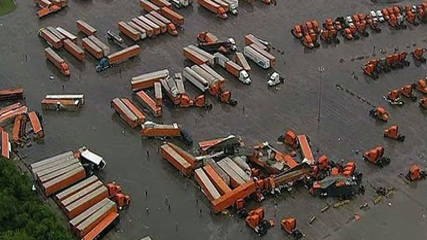 Destruição após tornado na cidade de Dallas, nos Estados Unidos