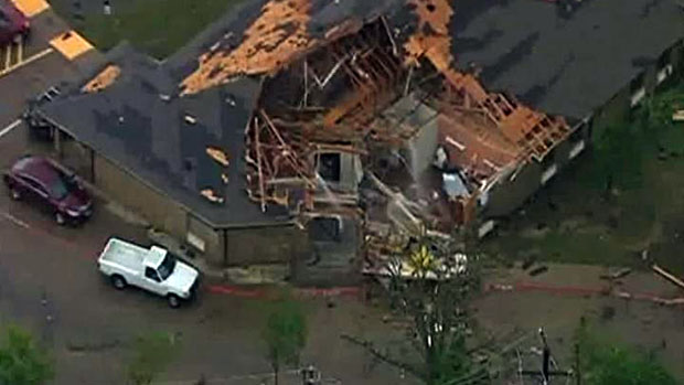 Casas destruidas por tornado em Dallas, nos Estados Unidos