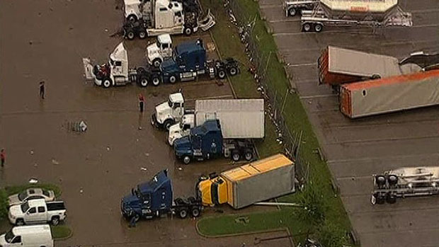Caminhões tombados pelo tornado na cidade de Dallas, nos Estados Unidos