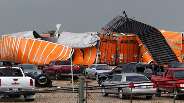 Destruição após a passagem de tornado em Dallas, nos Estados Unidos