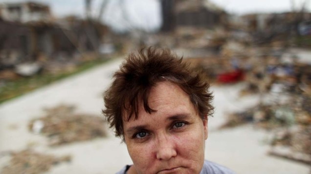 Katrina Sheridan em meio a destruição de sua casa, após o tornado que atingiu a cidade de Joplin no estado americano do Missouri