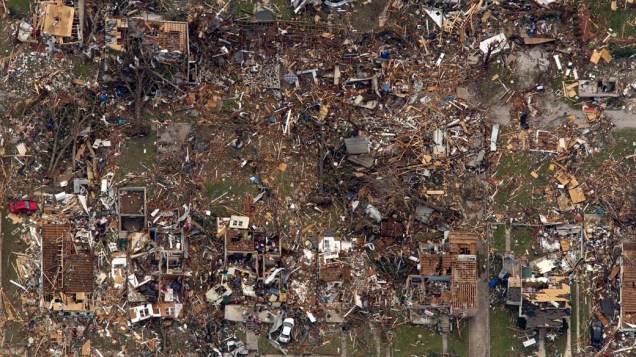 Foto aérea mostra a destruição causada pelo tornado na cidade de Joplin, Estados Unidos