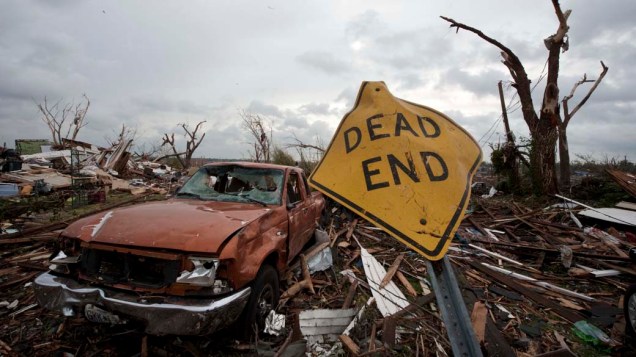 Destruição causada pelo tornado na cidade de Joplin, no estado americano do Missouri. Novos tornados atingiram os estados de Oklahoma, Kansas e Arkansas, deixando pelo menos 14 mortos