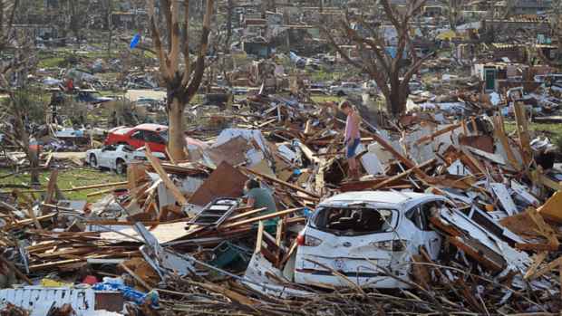 Na cidade de Joplin, no estado de Missouri, mãe e filha procuram seus pertences em meio ao que restou de sua casa