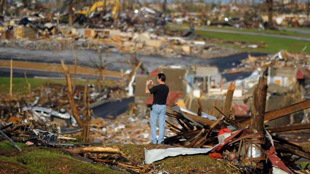 Destruição pelo tornado na cidade de Joplin no estado americano do Missouri