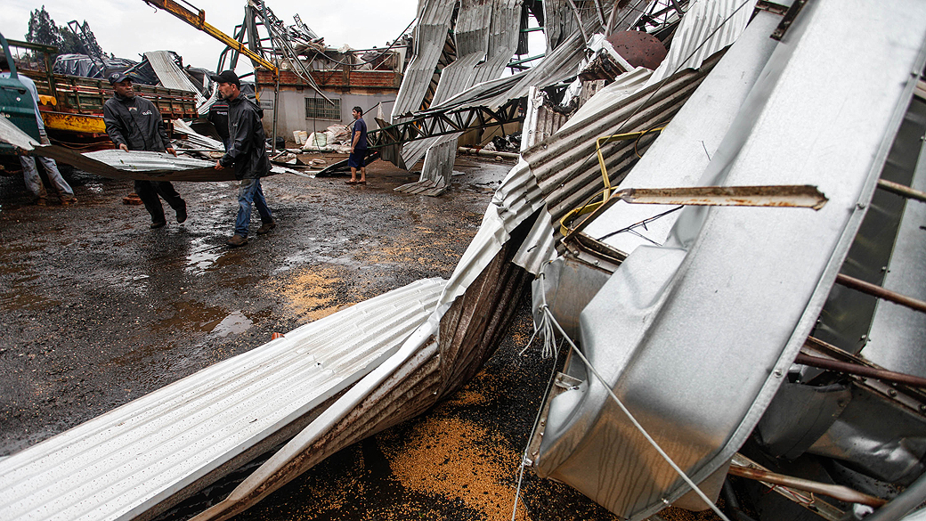 Rescaldo de um vendaval nesta segunda-feira (23), que deixou pelo menos duas pessoas mortas após rastro de destruição causado por um tornado na cidade de Taquarituba (SP), neste domingo (22). O Ginásio de Esportes da Vila São Vicente chega a abrigar alguns moradores, e a receber alimentos, vestimentas, colchões e cobertores