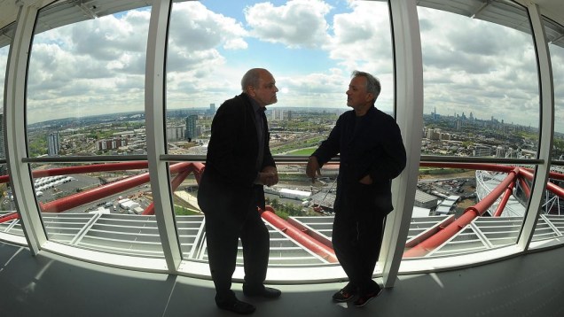 Os arquitetos Cecil Balmond e Anish Kapoor conversam no topo da torre Orbit, desenhada pela dupla, no Parque Olímpico de Londres