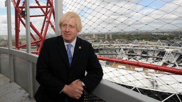 O prefeito de Londres, Boris Johnson, no topo da torre Orbit, no Parque Olímpico