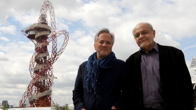 Os arquitetos Cecil Balmond e Anish Kapoor diante da torre Orbit, desenhada pela dupla, no Parque Olímpico de Londres