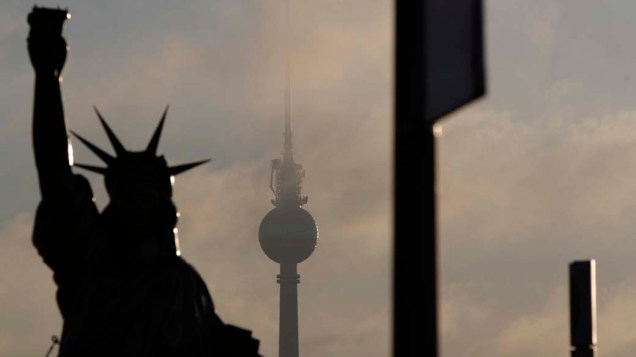 Torre de televisão e réplica da Estátua da Liberdade em Berlim, na Alemanha