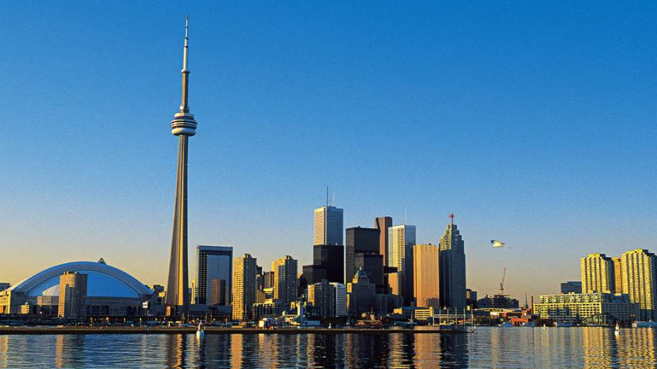 A CN Tower, construída em 1976 em Toronto, Canadá, ocupa o 3º lugar com 553,3 metros