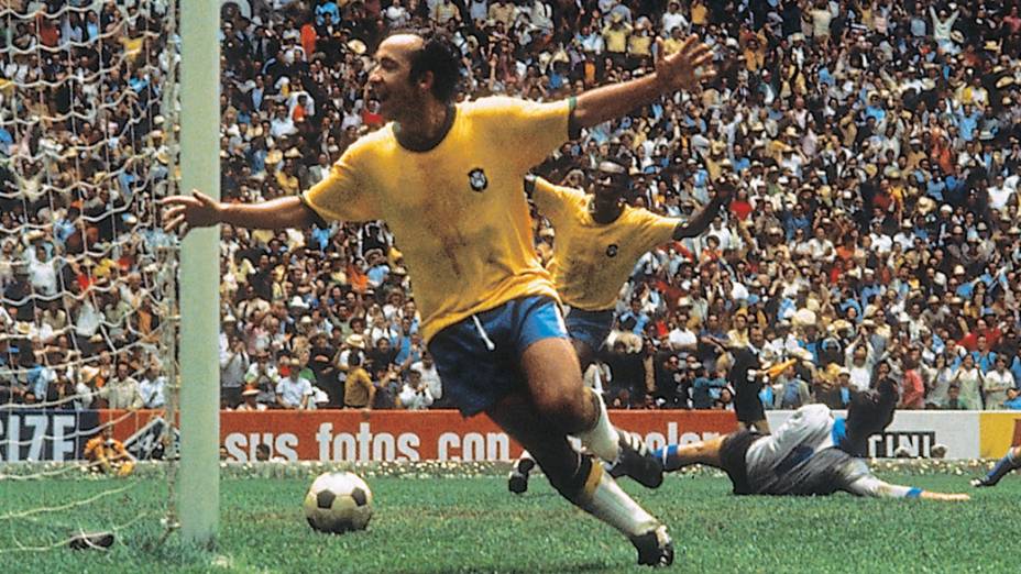Tostão comemora gol do Brasil na final contra a Itália, no Estádio Azteca, na Copa do Mundo de 1970