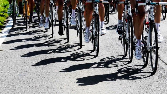 Ciclistas durante a primeira etapa da Volta da França entre as cidades de Liége e Seraing