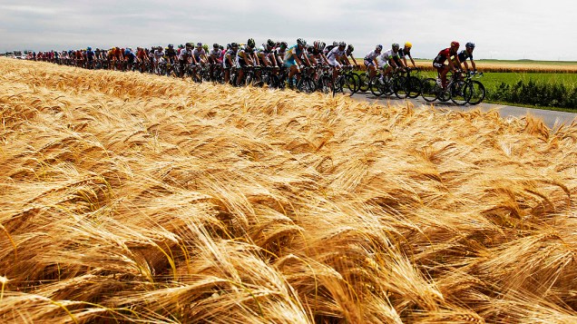 Ciclistas pedalam durante a segunda etapa da Volta da França entre Visé e Tournai, na Bélgica