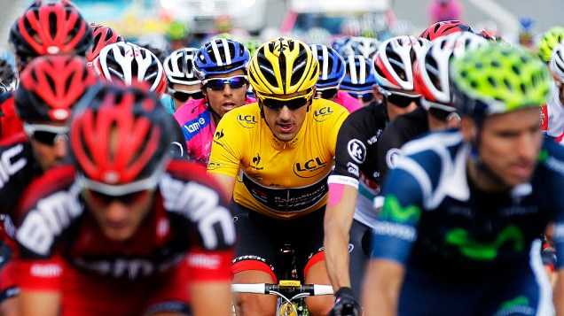 O suíço Fabian Cancellara (camisa amarela) durante a segunda etapa da Volta da França