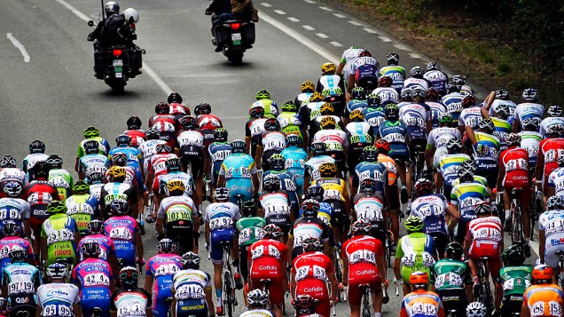 Ciclistas durante a segunda etapa da Volta da França entre Visé e Tournai, na Bélgica