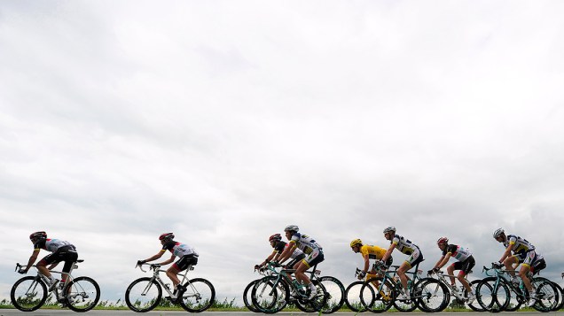 Ciclistas durante a terceira etapa da Volta da França em Boulogne-sur-Mer