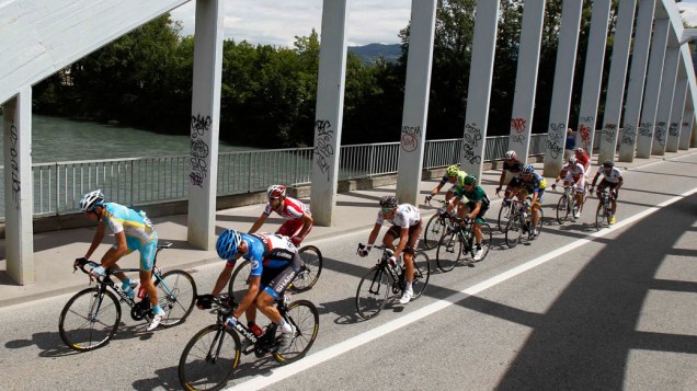 Ciclistas atravessam uma ponte durante a 12ª etapa do Tour de France entre as cidades de Saint-Jean-de-Maurienne e Annonay-Davezieux