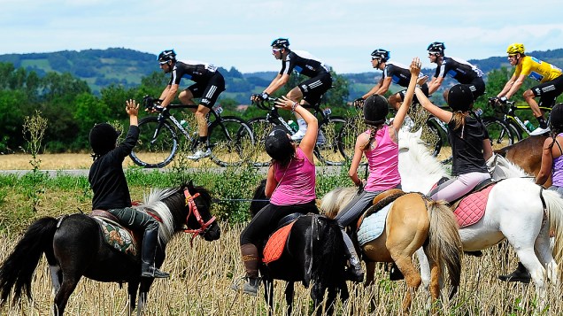 Admiradores acenam na passagem dos ciclistas na 12ª estapa do Tour de France, no sul da França
