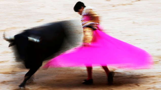 Toureiro espanhol Francisco Marco realiza um passe para um touro durante tourada do festival São Firmino, em Pamplona, Espanha