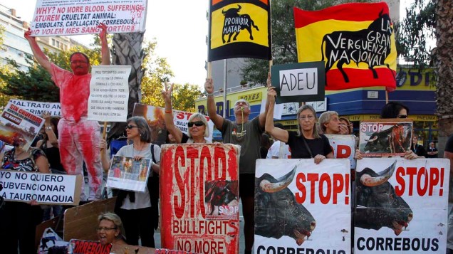 Ativistas protestam em frente a praça de touros Monumental em Barcelona, Espanha