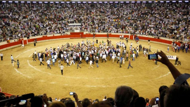Toureiro José Tomás é levado pelos fãs após a última tourada, na praça de touros Monumental em Barcelona, Espanha