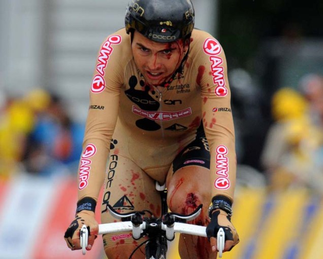 Ferido, o ciclista português Manuel Cardoso chega ao fim de prova individual em Roterdã, na Holanda