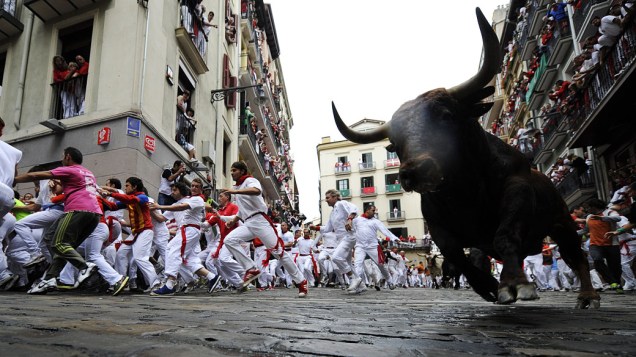 Corrida de touros durante festival de São Firmino, em Pamplona, Espanha