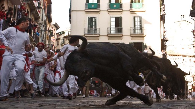 Touros nas ruas de Pamplona durante as comemorações do festival de São Firmino, na Espanha