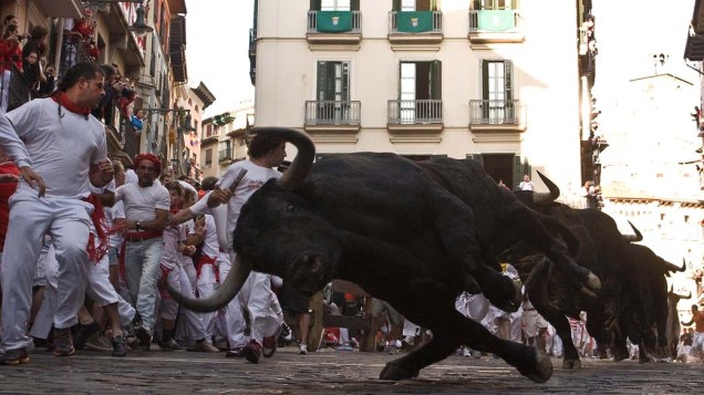 Touros nas ruas de Pamplona durante as comemorações do festival de São Firmino, na Espanha Touros nas ruas de Pamplona durante as comemorações do festival de São Firmino, na Espanha