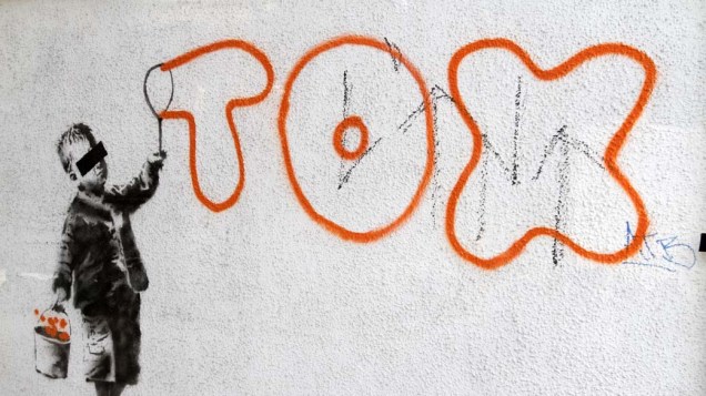 Em Londres, grafite do artista Banksy em homenagem ao escritor urbano Tox, que foi condenado após 10 anos pichando muros, trens e pontes da capital inglesa