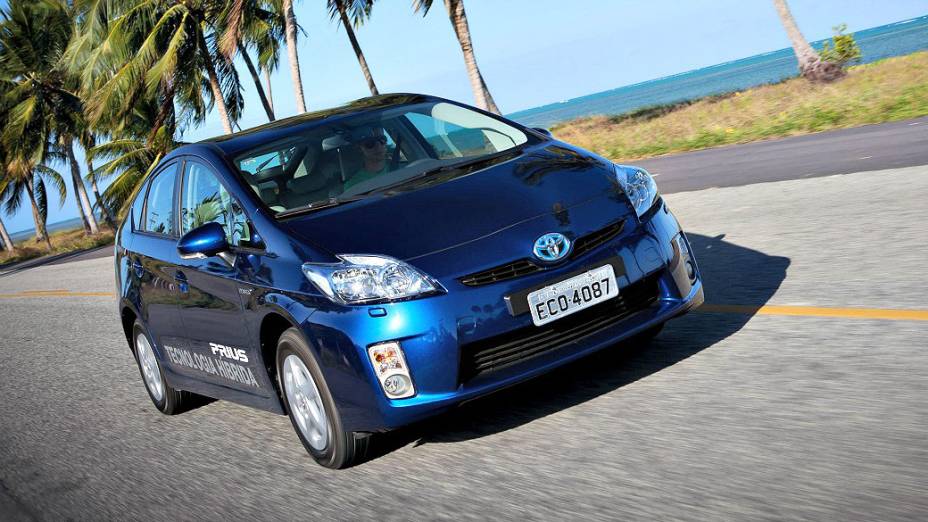 O Prius vem equipado com dois tipos de motores, um a combustão, movido a gasolina, e outro elétrico. Juntos, eles geram 134 cv de potência combinada