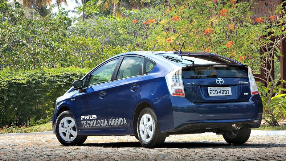 O Prius vem equipado com dois tipos de motores, um a combustão, movido a gasolina, e outro elétrico. Juntos, eles geram 134 cv de potência combinada