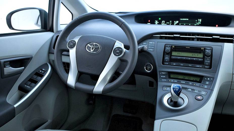 O Prius vem equipado com dois tipos de motores, um a combustão, movido a gasolina, e outro elétrico. Juntos, eles geram 134 cv de potência combinada