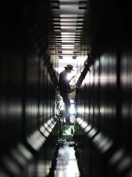 Trabalhadores instalam o computador K, o mais rápido do mundo, em um laboratório na cidade de Kobe, Japão Trabalhadores instalam o computador K, o mais rápido do mundo, em um laboratório na cidade de Kobe, Japão