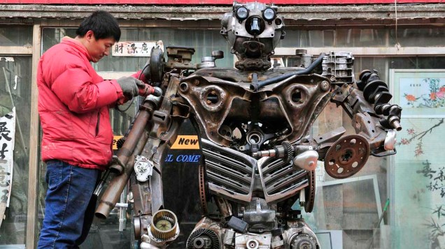 Artesão constrói robô baseado em personagem do filme "Transformers" em Shenyang, China