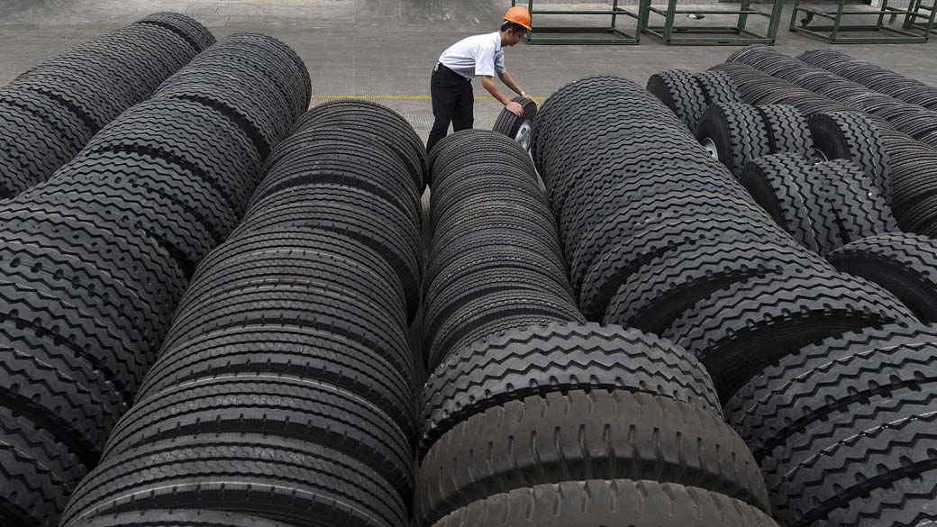 Trabalhador em fábrica de pneus em Hefei, China